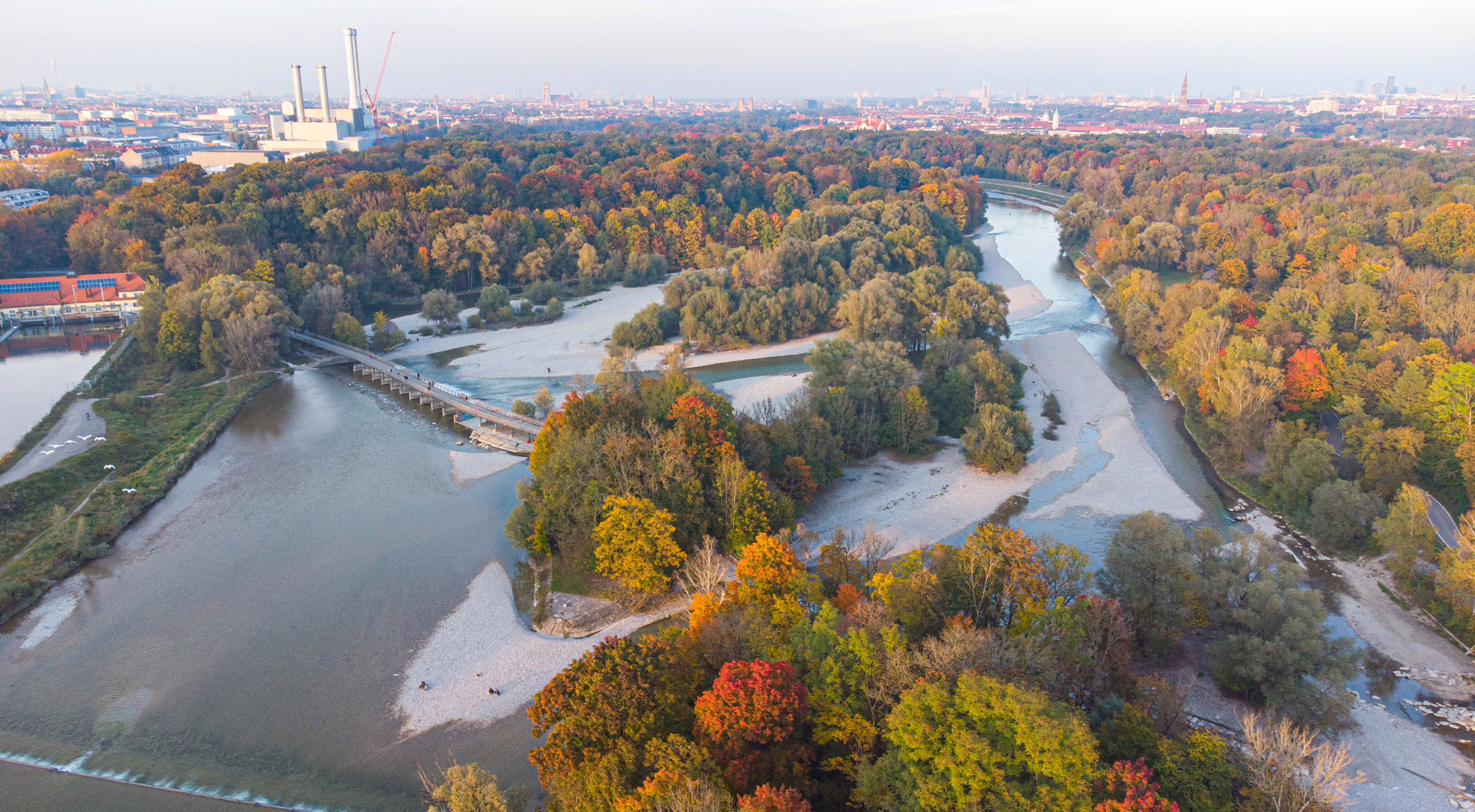 Münchner Isarauen mit Blick auf Heizkraftwerk Süd
